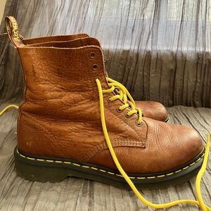 Dr. Martens Pascal in Cashew